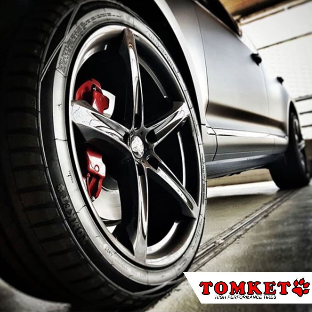 Un coche deportivo equipado con neumáticos TOMKET.