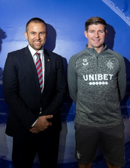 TOMKET Gründer Radek Grill (links) mit Steven Gerrard während der Partnerschaft mit Rangers F.C.